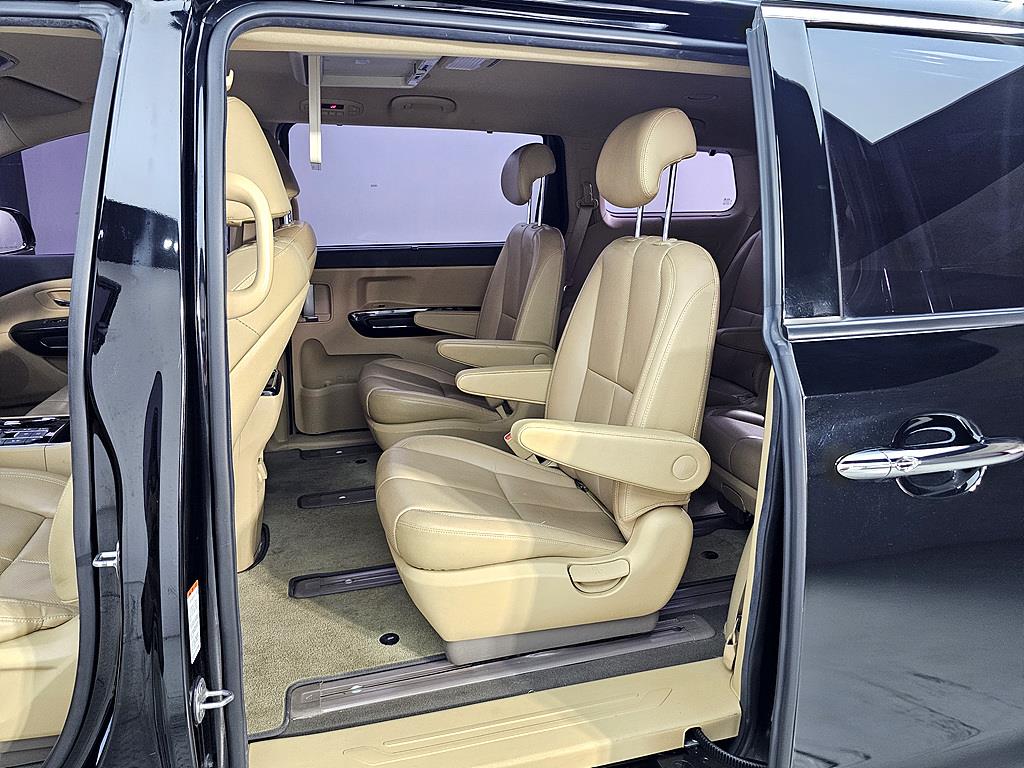 KIA Carnival - Vista 11