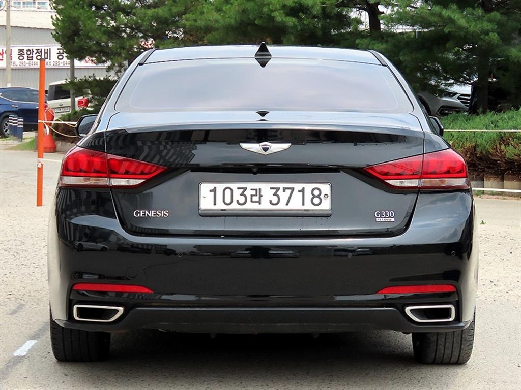 HYUNDAI Genesis - Vista 4