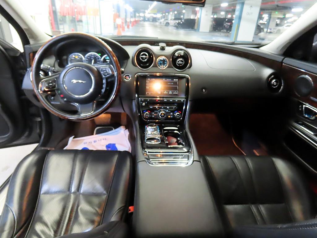 Jaguar XJ - Vista 10