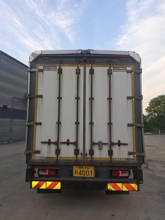 medium and large cargo truck - Vista 6