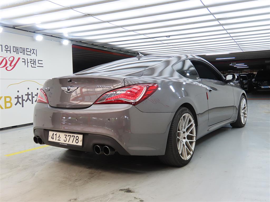 HYUNDAI Genesis - Vista 6