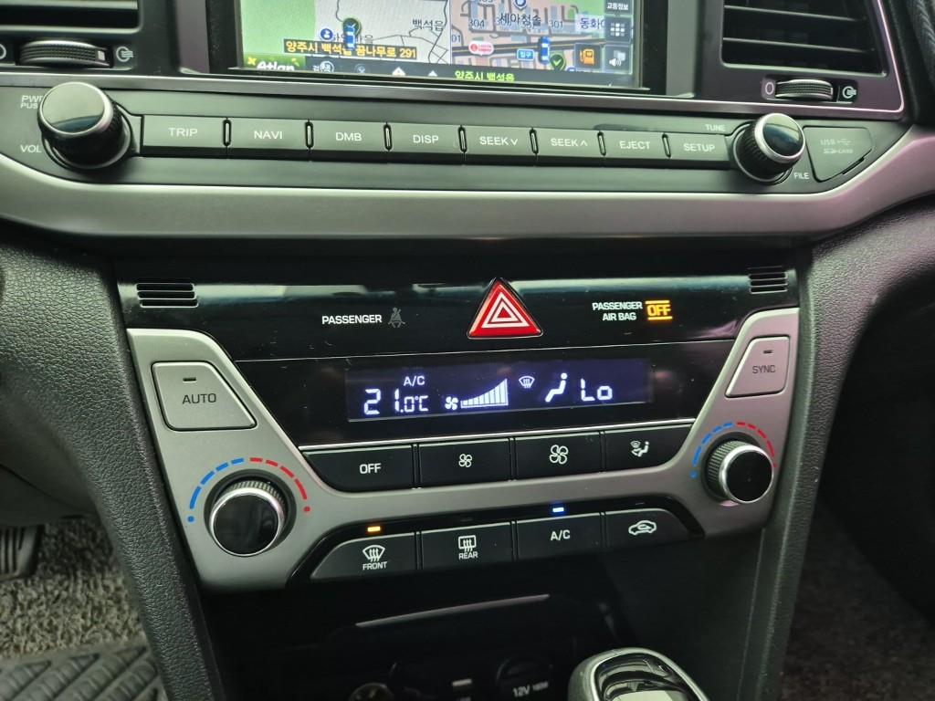 HYUNDAI Avante - Vista 12