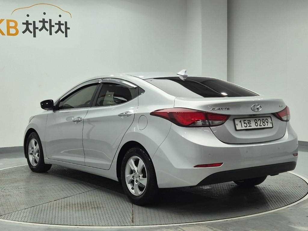 HYUNDAI Avante - Vista 2