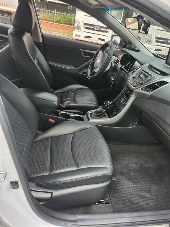 HYUNDAI Avante - Vista 7