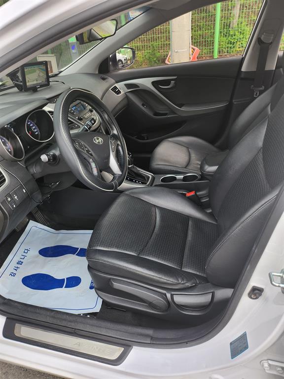 HYUNDAI Avante - Vista 5