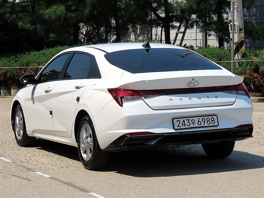 HYUNDAI Avante - Vista 3