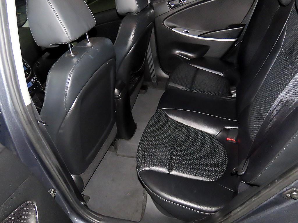HYUNDAI Accent - Vista 9