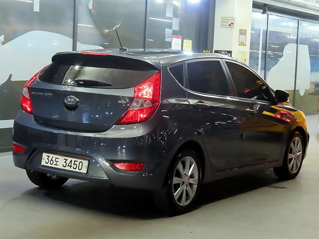 HYUNDAI Accent - Vista 6