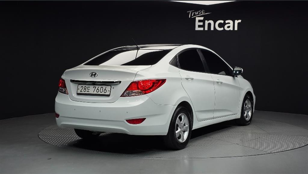 HYUNDAI Accent - Vista 2