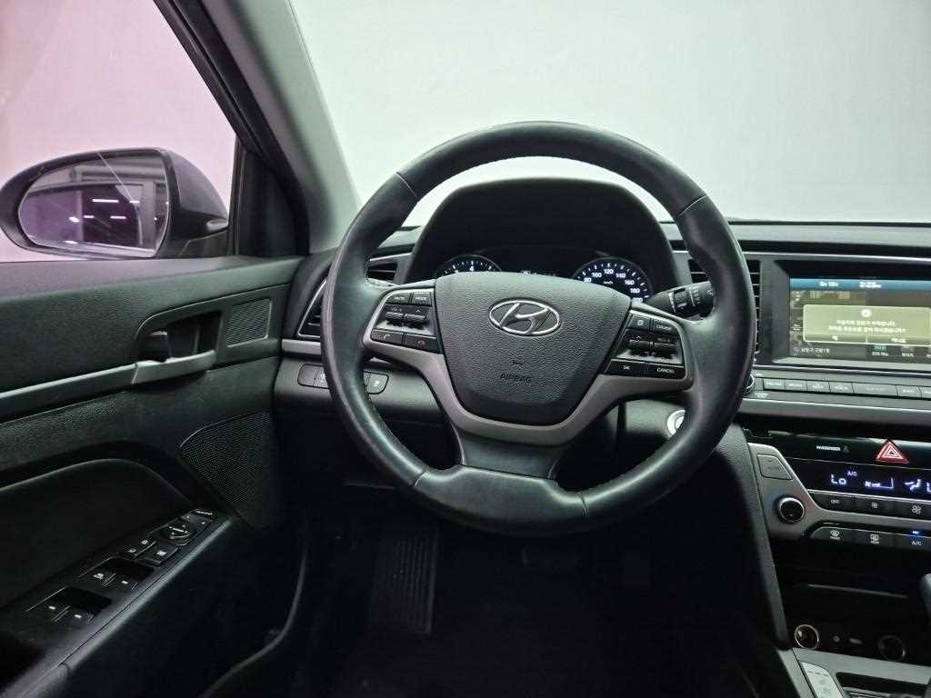 HYUNDAI Avante - Vista 11