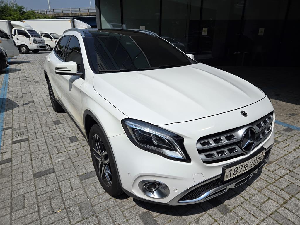 Mercedes Benz GLA Class - Vista 2