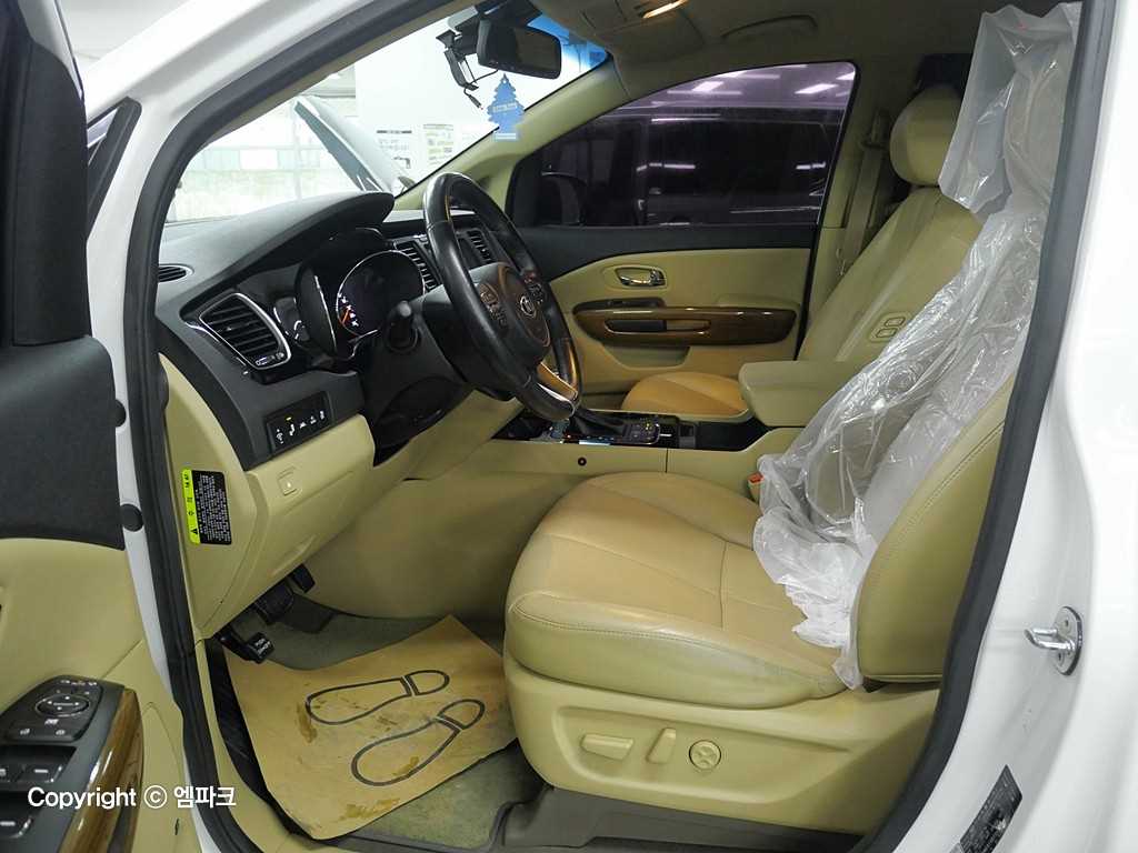 KIA Carnival - Vista 11
