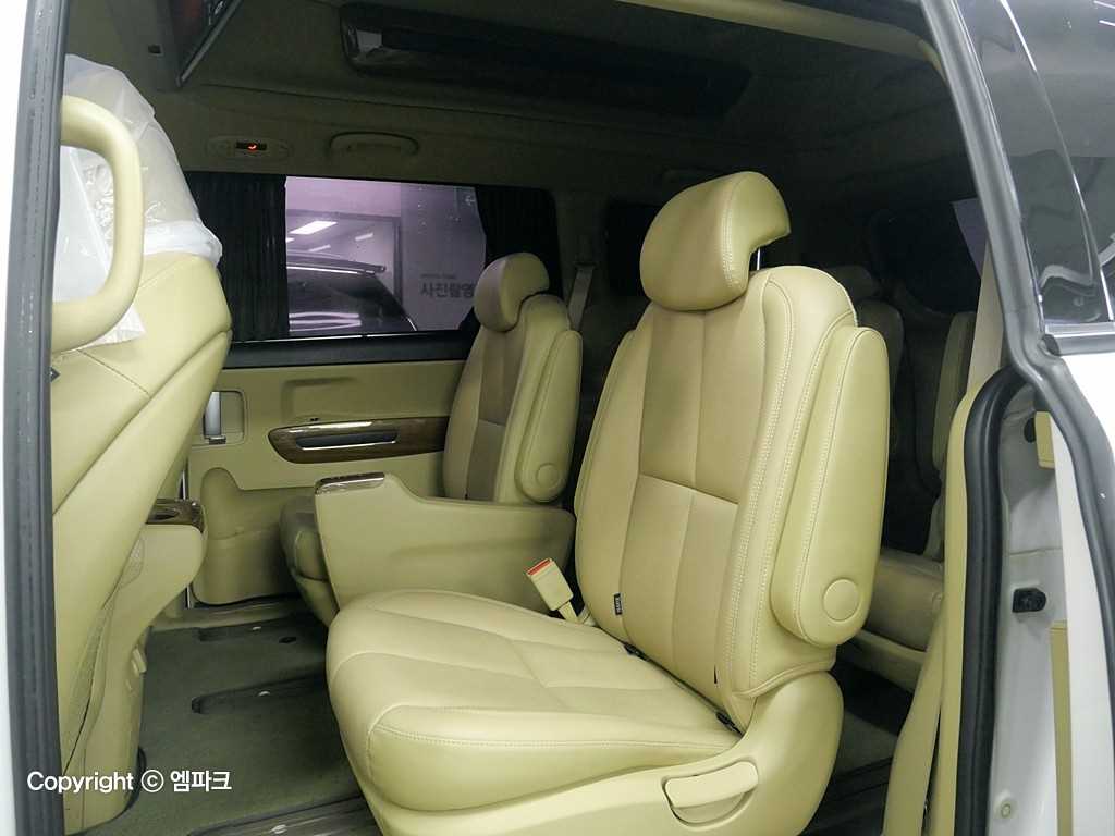 KIA Carnival - Vista 12