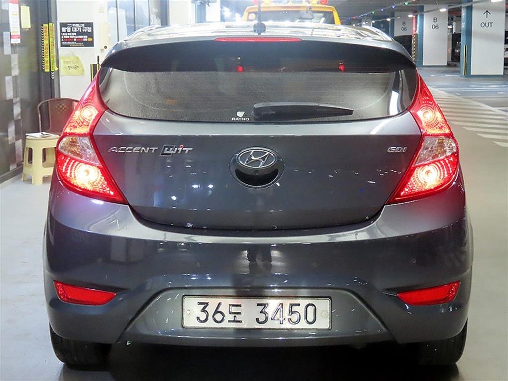 HYUNDAI Accent - Vista 7