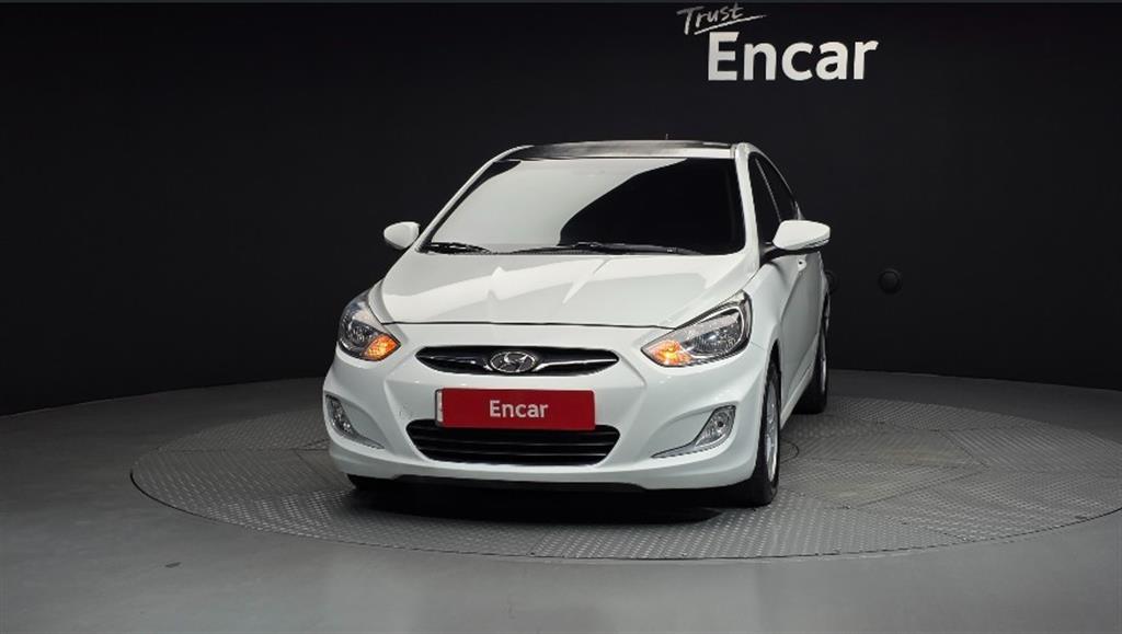 HYUNDAI Accent - Vista 3