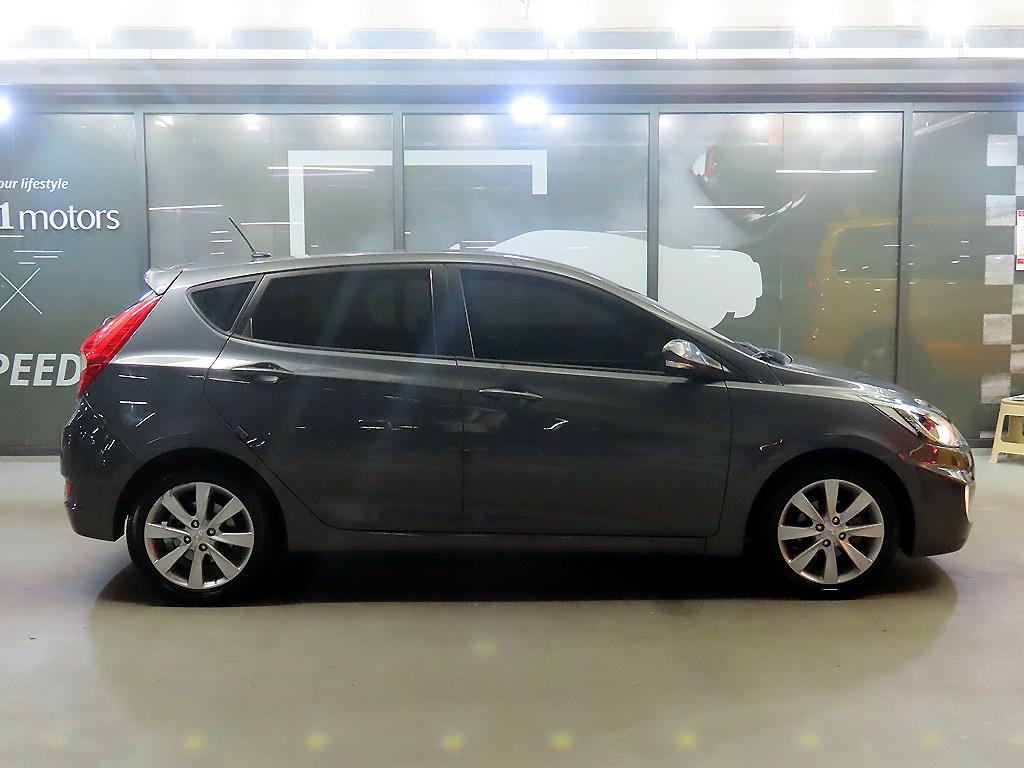 HYUNDAI Accent - Vista 3