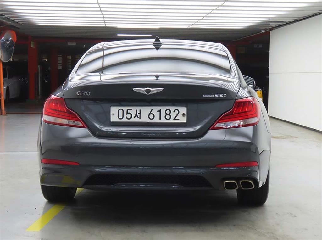 Genesis G70 - Vista 3