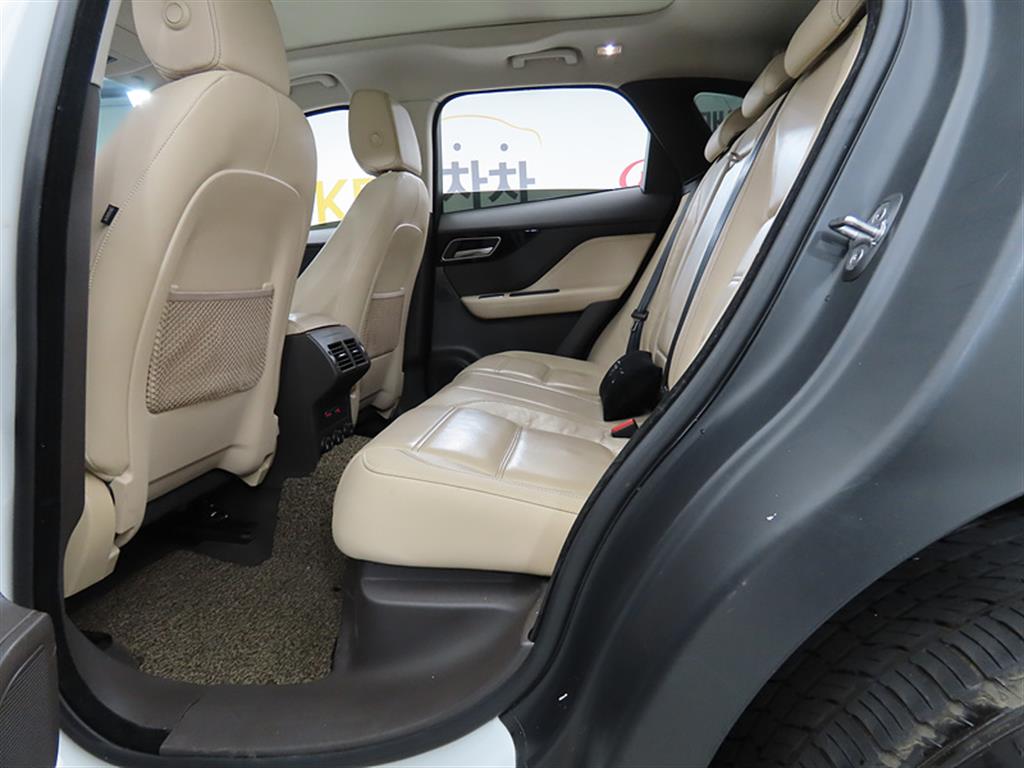 Jaguar F-PACE - Vista 8