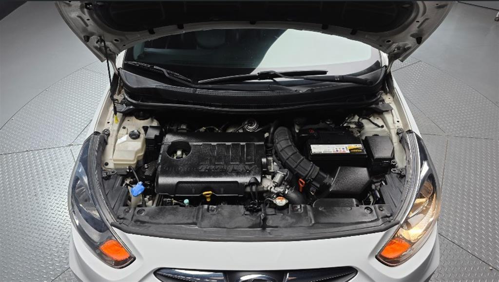 HYUNDAI Accent - Vista 8