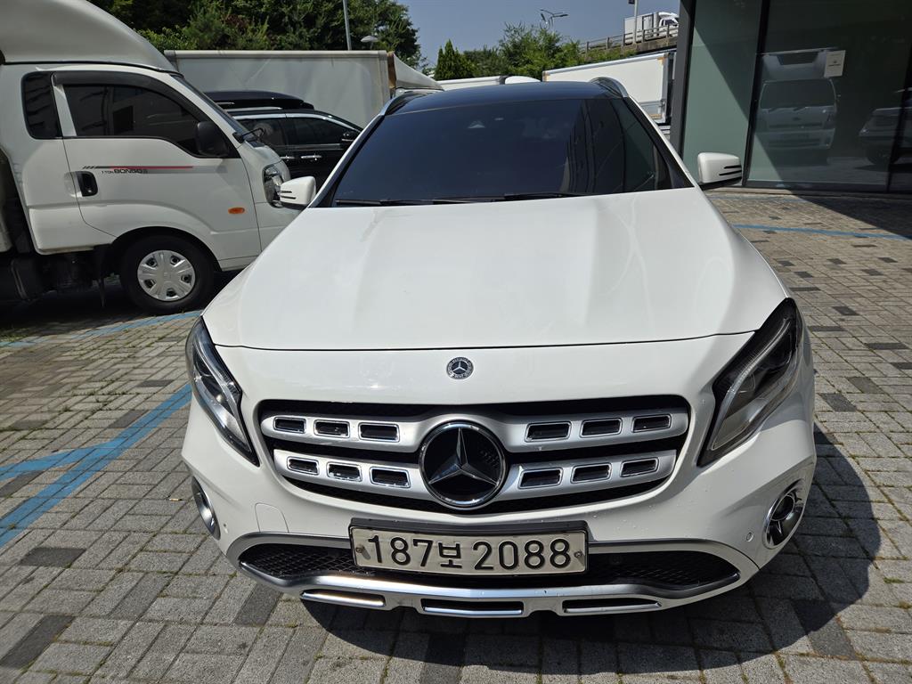 Mercedes Benz GLA Class - Vista 3