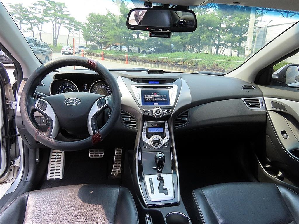 HYUNDAI Avante - Vista 9