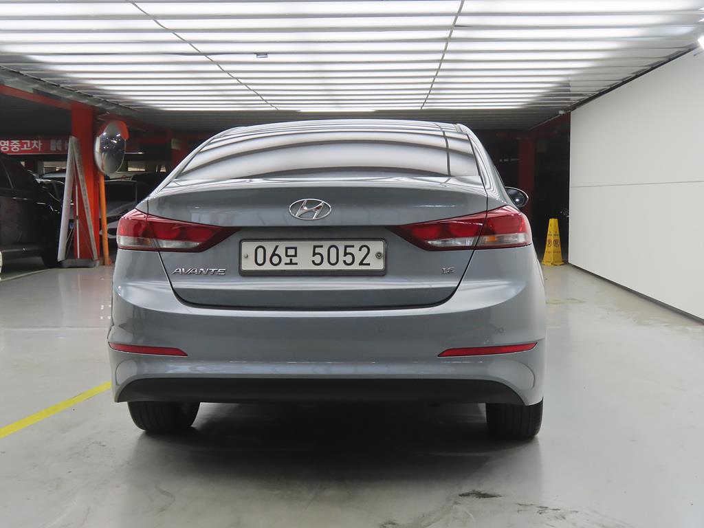 HYUNDAI Avante - Vista 3