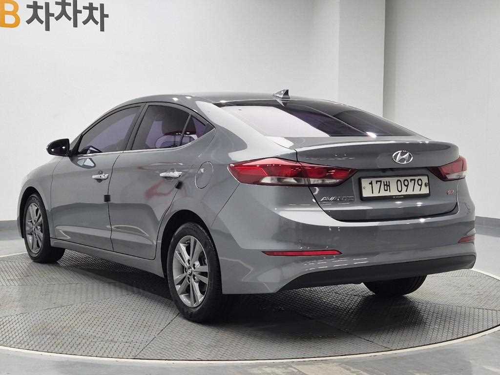 HYUNDAI Avante - Vista 2
