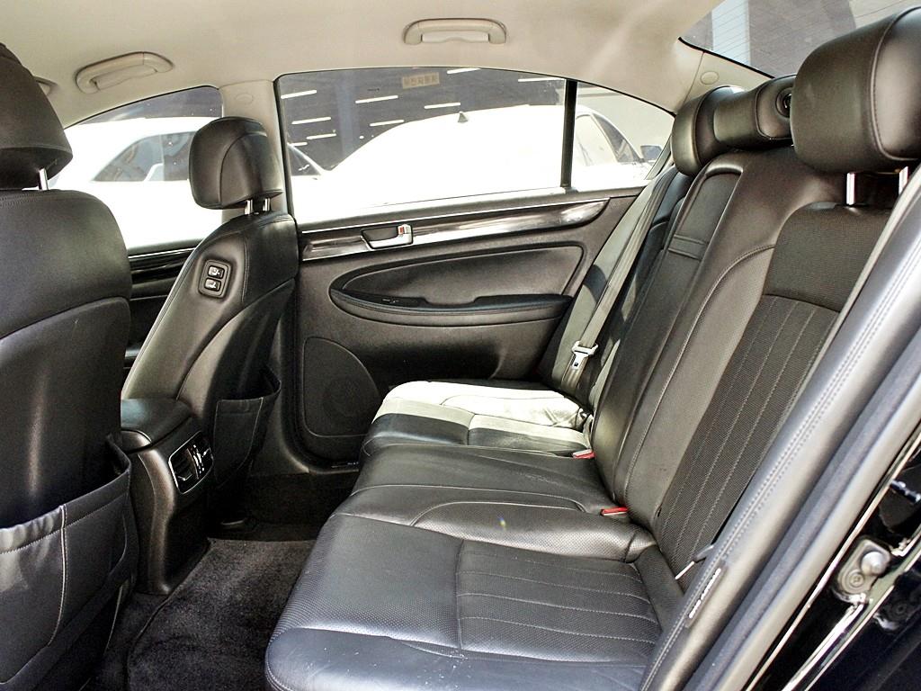 HYUNDAI Genesis - Vista 8