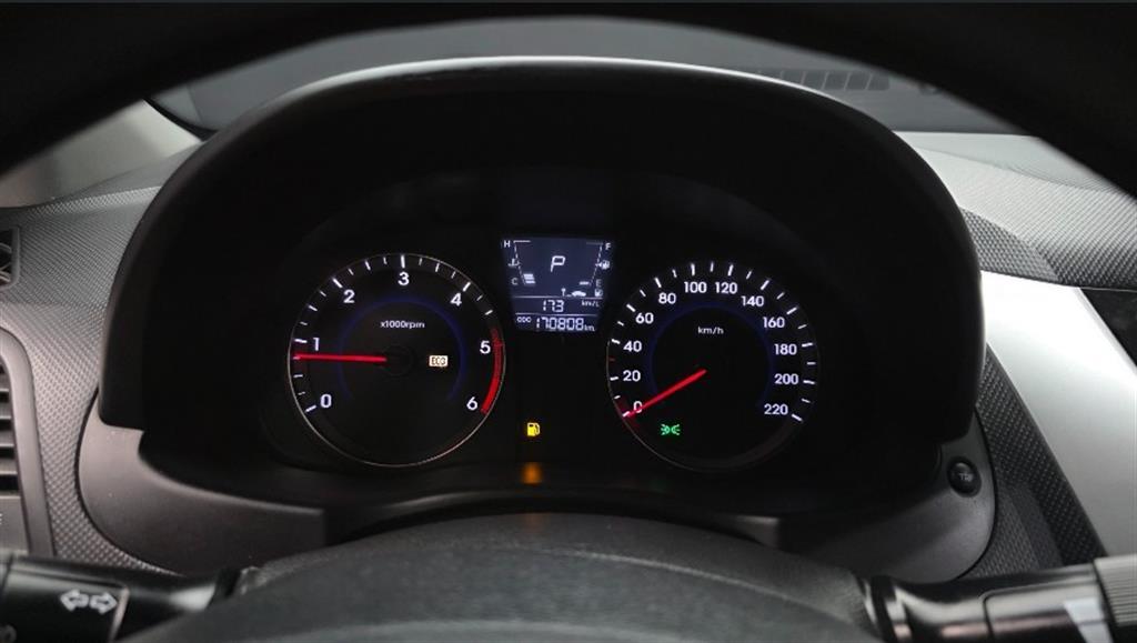 HYUNDAI Accent - Vista 10