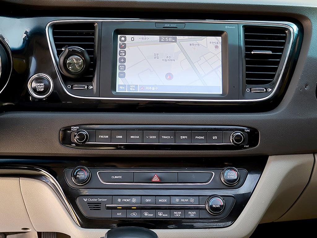 KIA Carnival - Vista 11