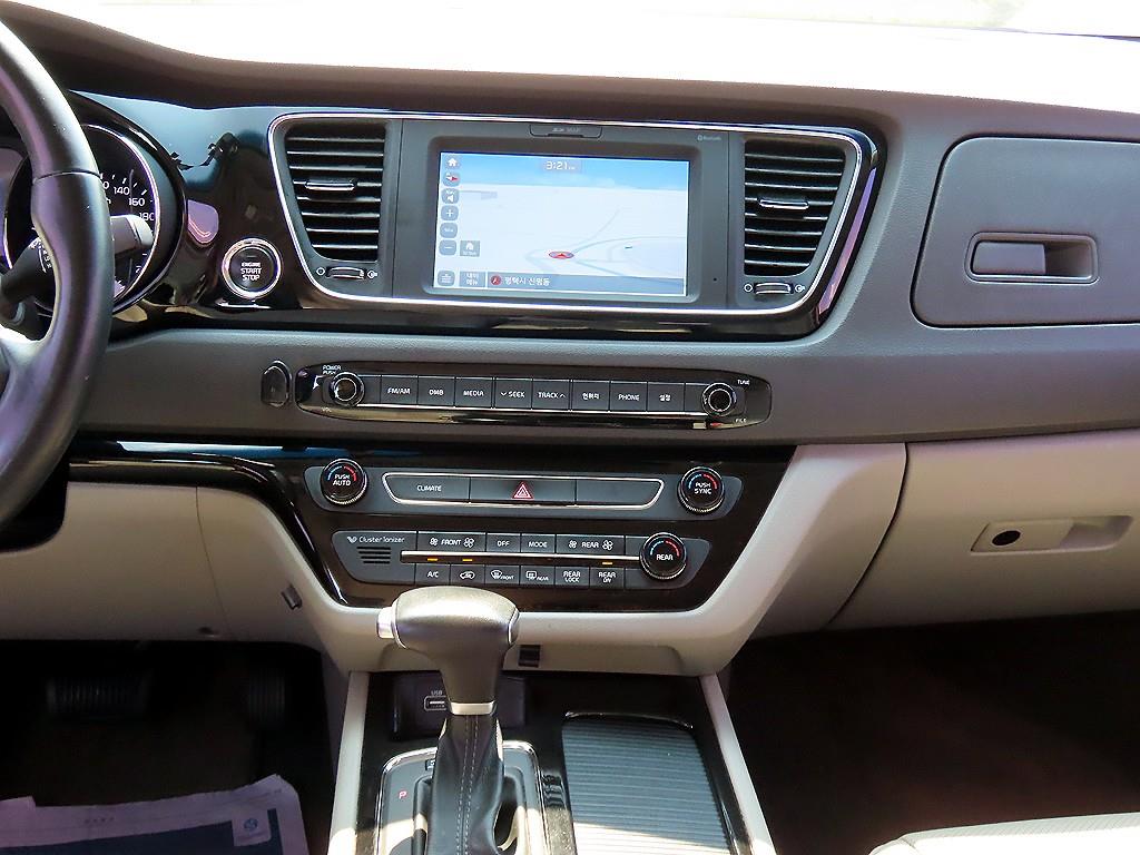 KIA Carnival - Vista 12