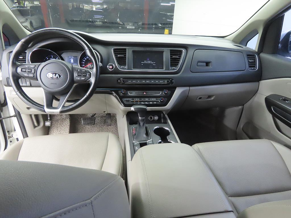 KIA Carnival - Vista 10