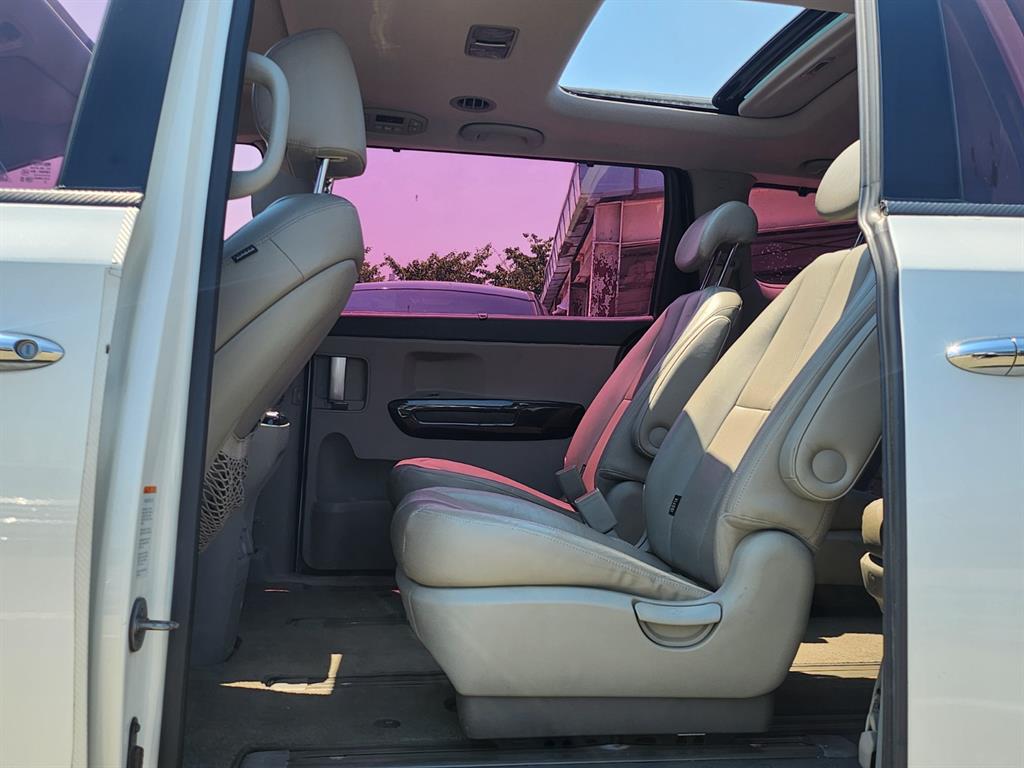 KIA Carnival - Vista 10