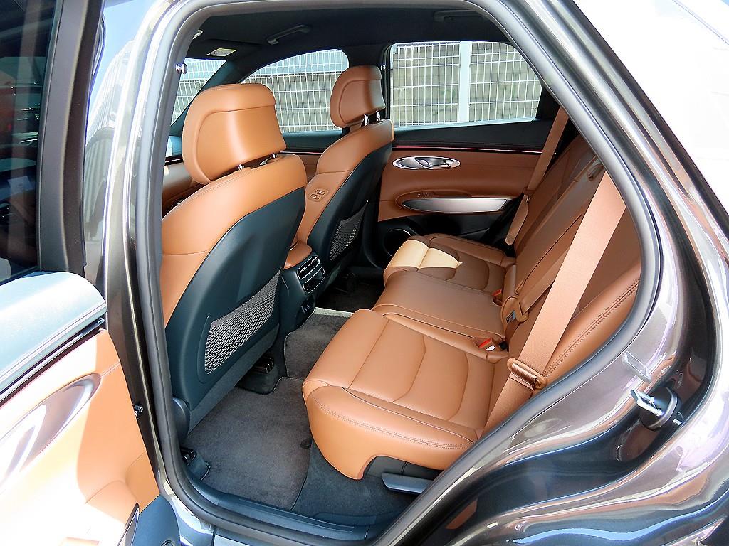 Genesis GV70 - Vista 8