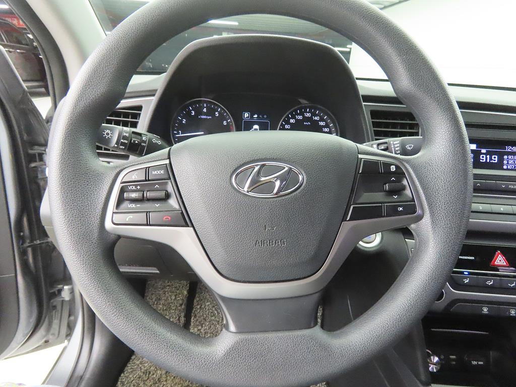 HYUNDAI Avante - Vista 10