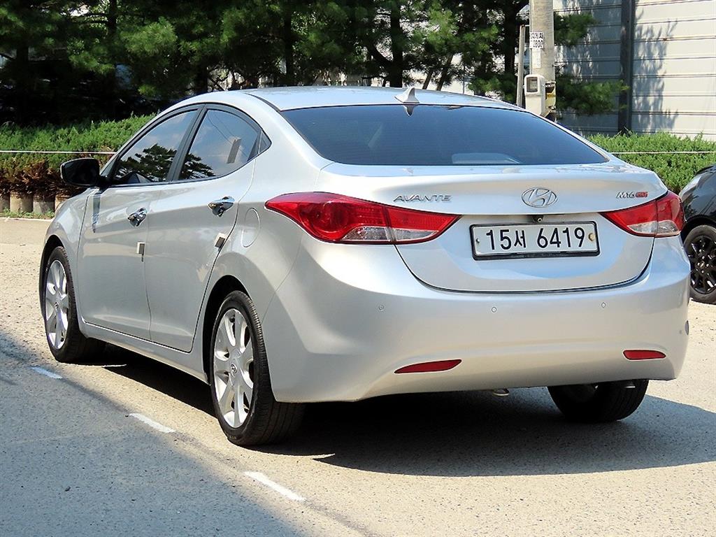 HYUNDAI Avante - Vista 3