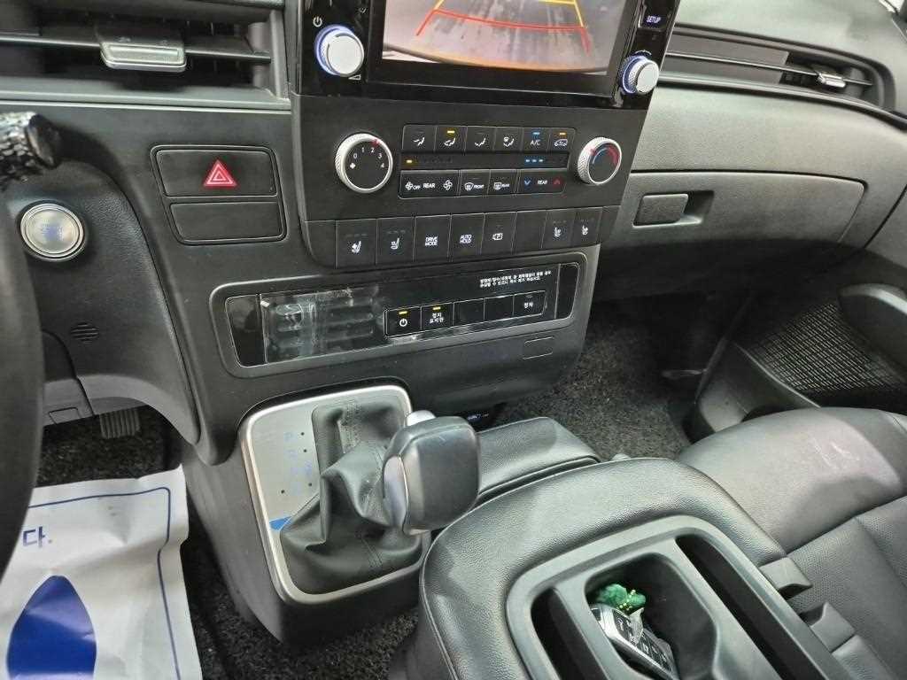 HYUNDAI Staria - Vista 10