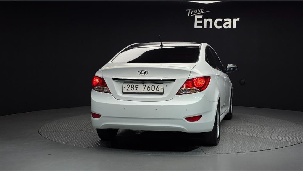 HYUNDAI Accent - Vista 6