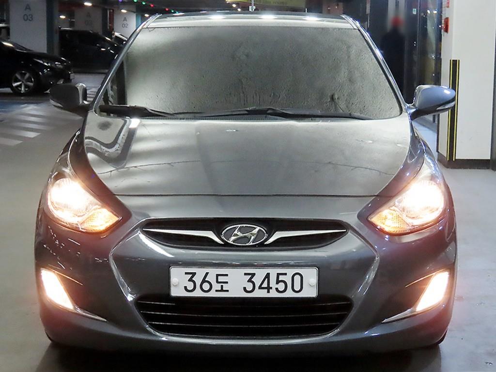 HYUNDAI Accent - Vista 2