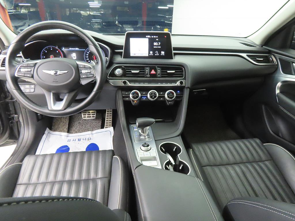 Genesis G70 - Vista 9