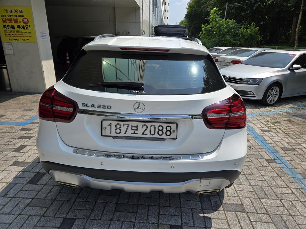 Mercedes Benz GLA Class - Vista 8