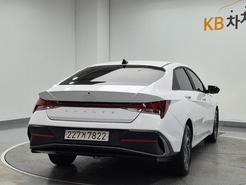 HYUNDAI Avante - Vista 3