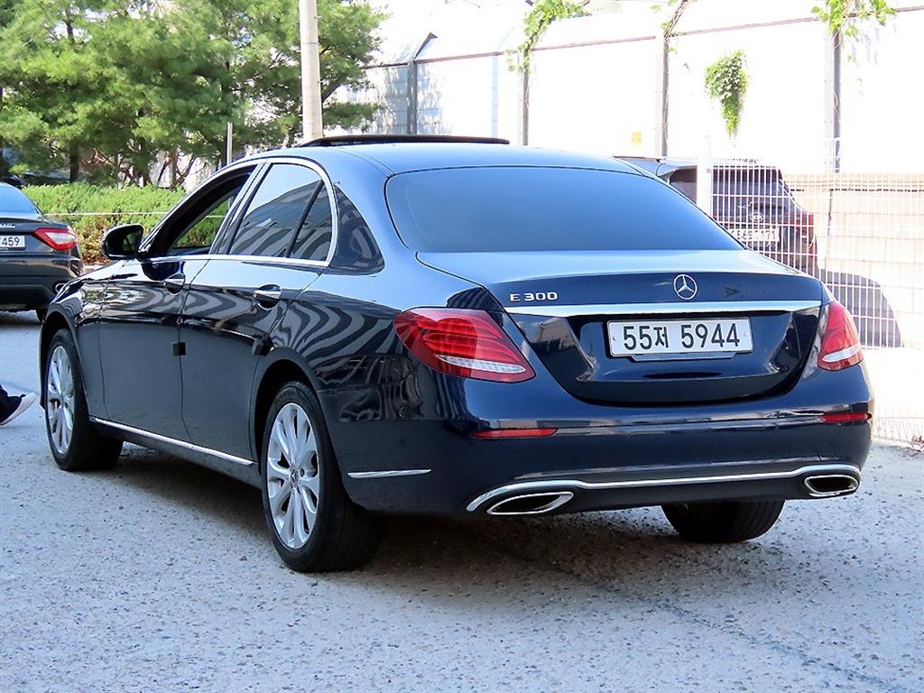 Mercedes Benz E class - Vista 3