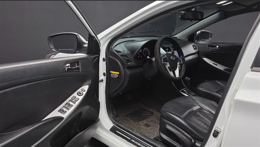 HYUNDAI Accent - Vista 12