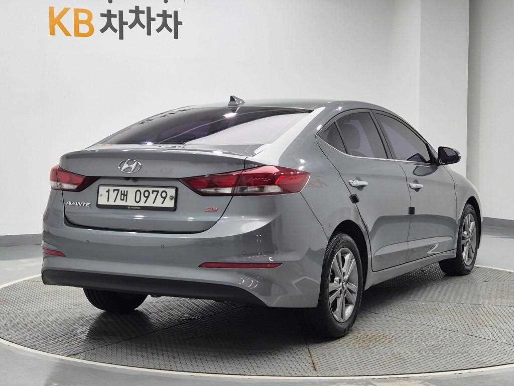 HYUNDAI Avante - Vista 3