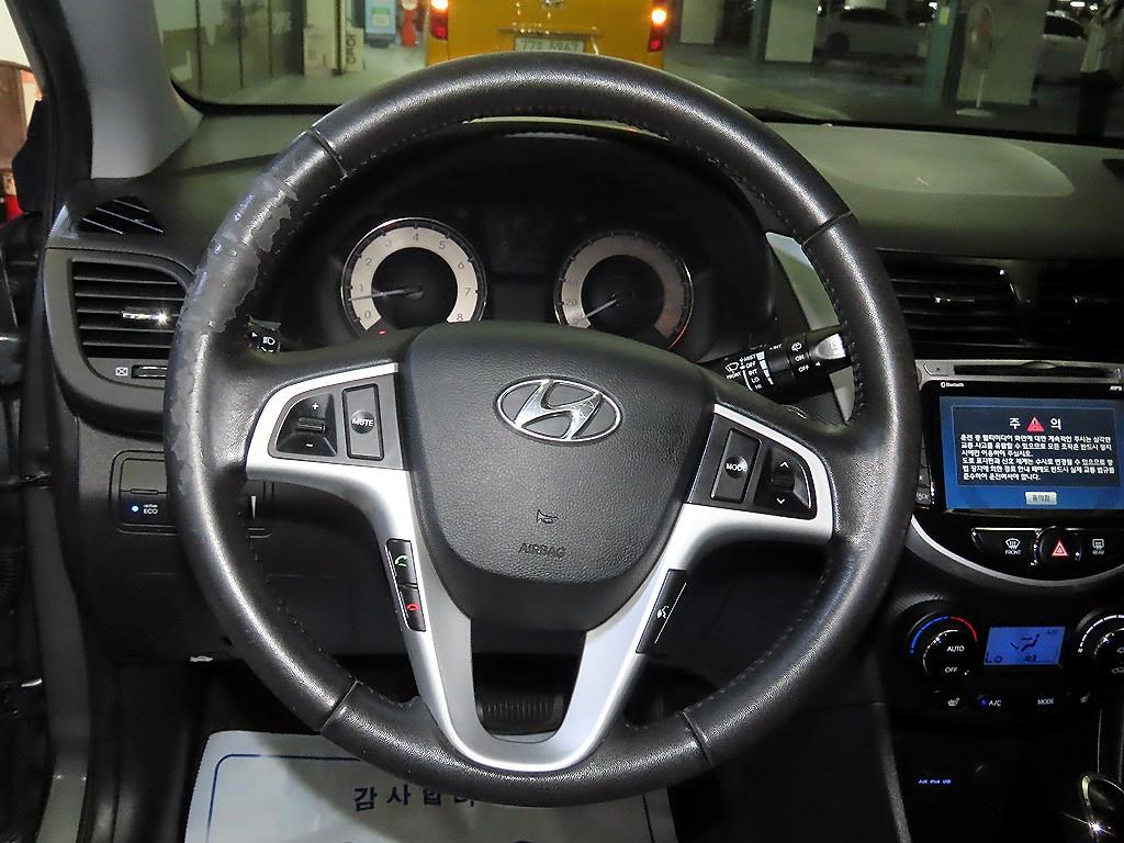 HYUNDAI Accent - Vista 10