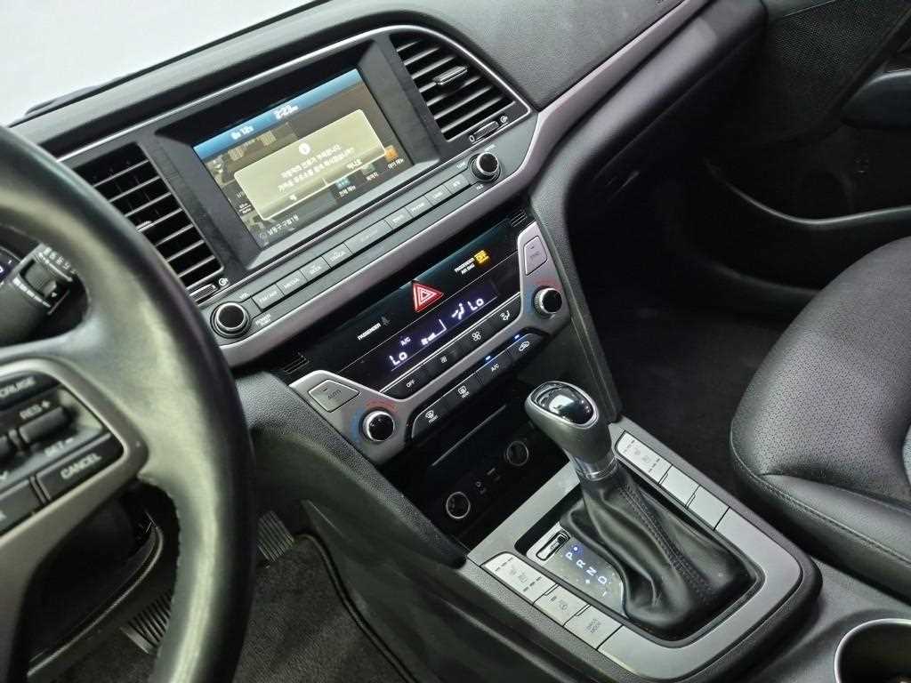 HYUNDAI Avante - Vista 12