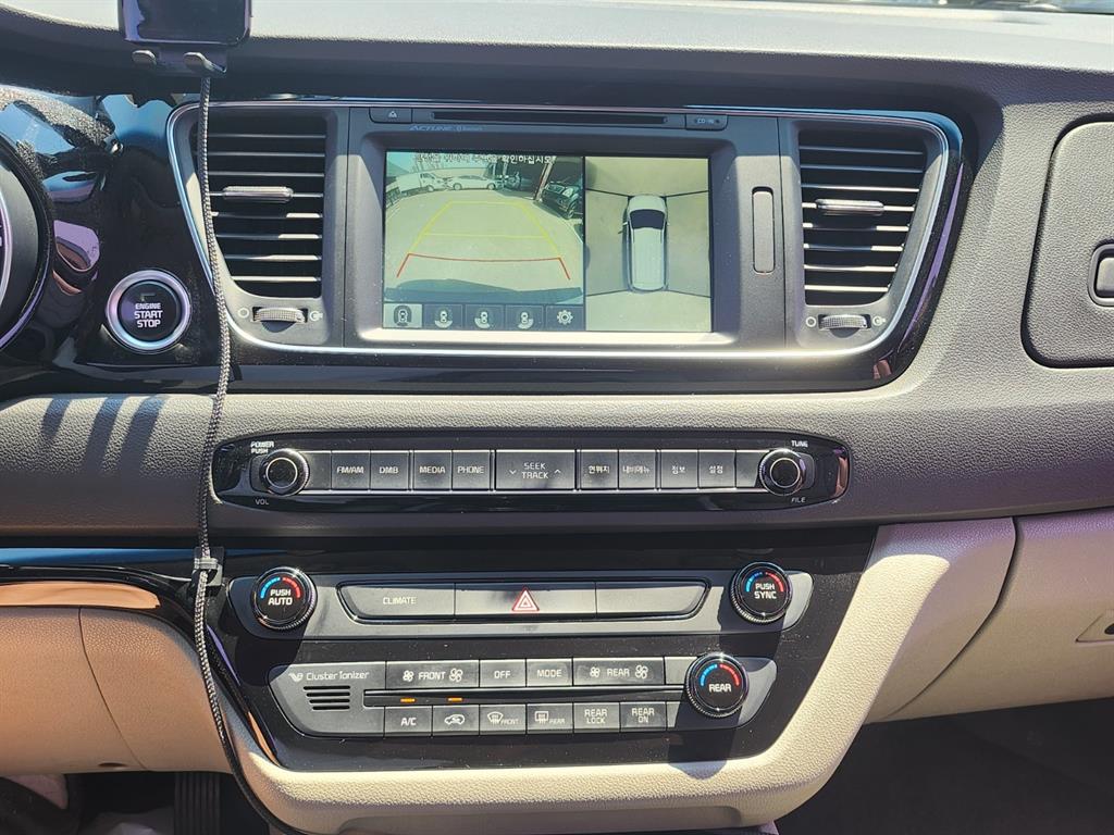 KIA Carnival - Vista 12