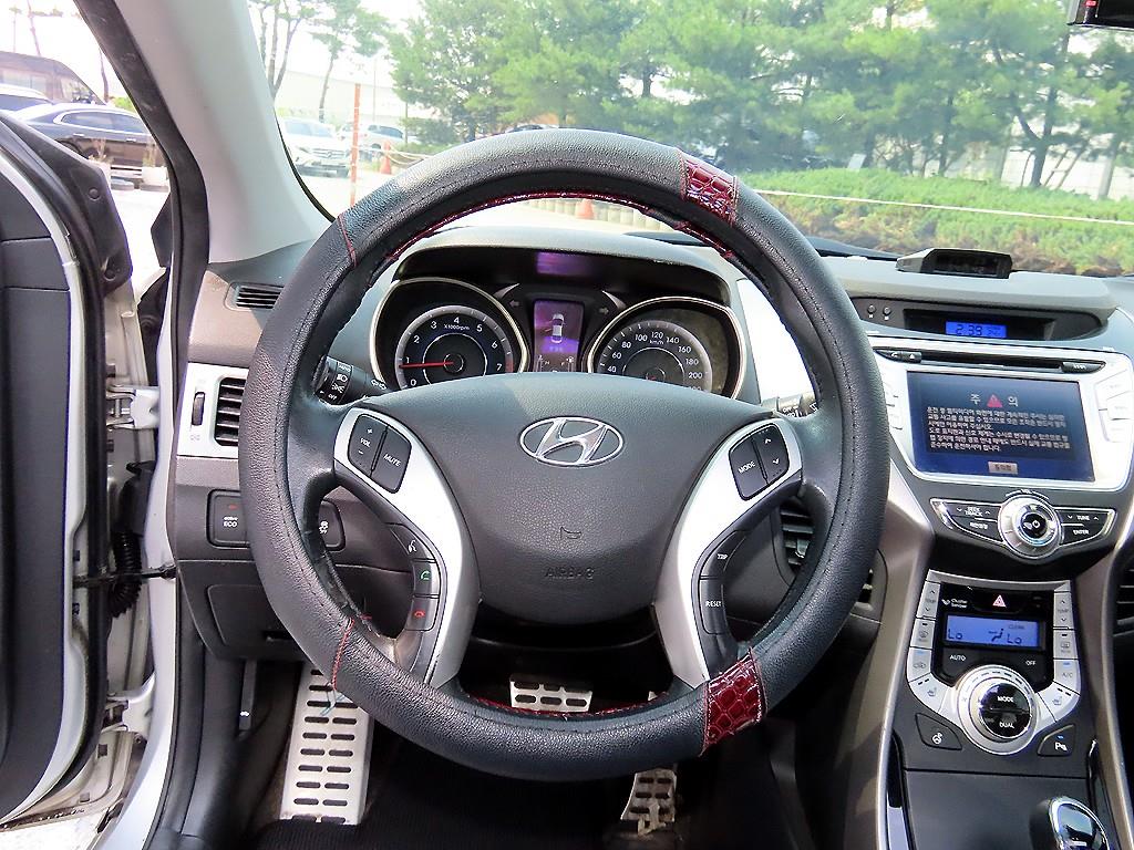 HYUNDAI Avante - Vista 10