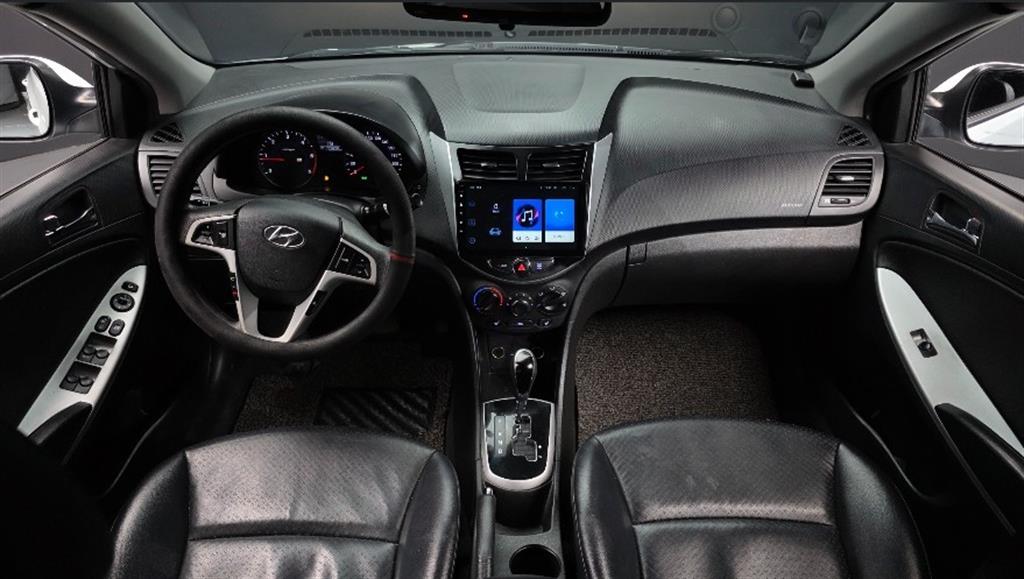 HYUNDAI Accent - Vista 9